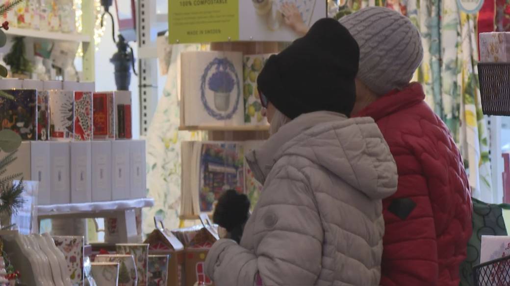 Click to play video: 'Shoppers brace for financially challenging holidays'