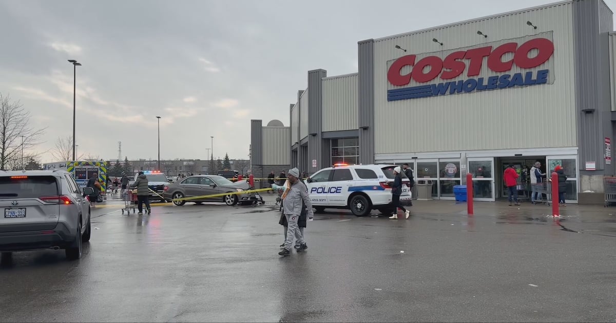 2 injured in crash at Mississauga Costco parking lot