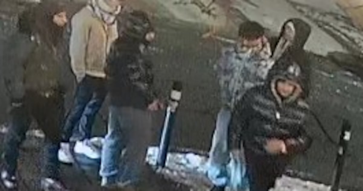 6 suspects at-large after 2 males stabbed at downtown Toronto restaurant - CTV News