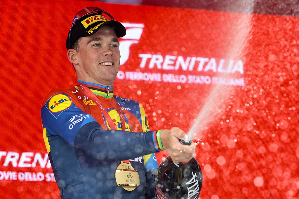 Cyclamen jersey, Lidl-Trek's Danish rider Mads Pedersen celebrates on the podium after victory in the 13th stage of the 108th Giro d'Italia cycling race of 180kms from Rovigo to Vicenza on May 23, 2025. (Photo by Luca Bettini / AFP)
