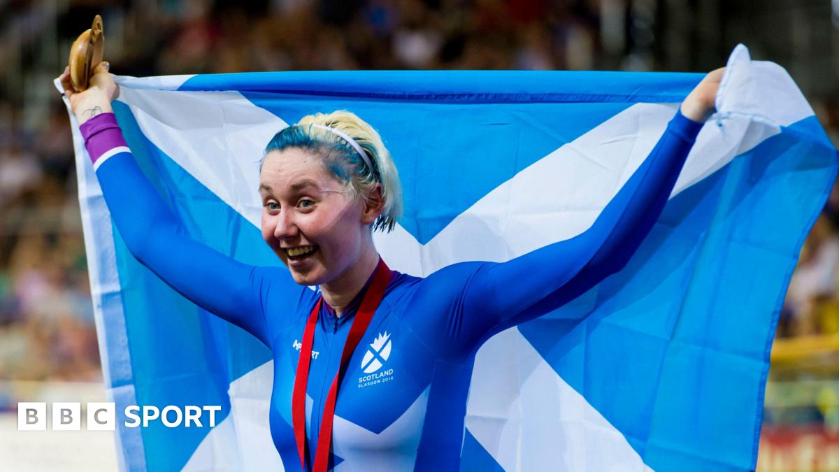 Katie Archibald holds up a Scotland flag