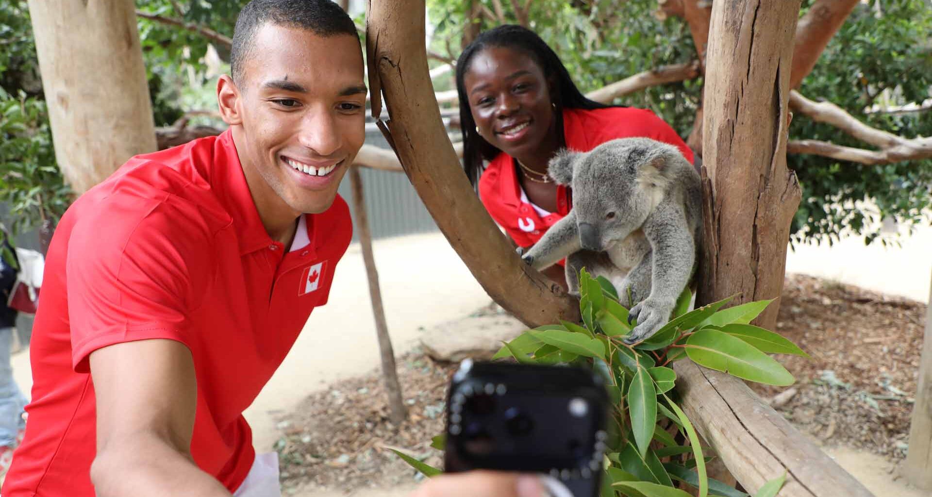 Felix Auger-Aliassime and Victoria Mboko take a selfie with a koala on Wednesday at the Sydney Zoo.