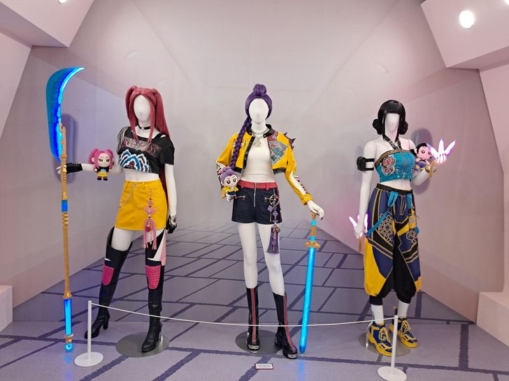 Life-size mannequins display the signature costumes of the girl group Huntrix. Korea Times photo by Kim Se-jeong