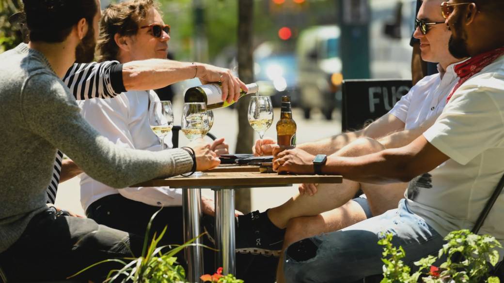 Click to play video: 'Cost of living drives 3 in 4 Canadians to skip eating out, report shows'