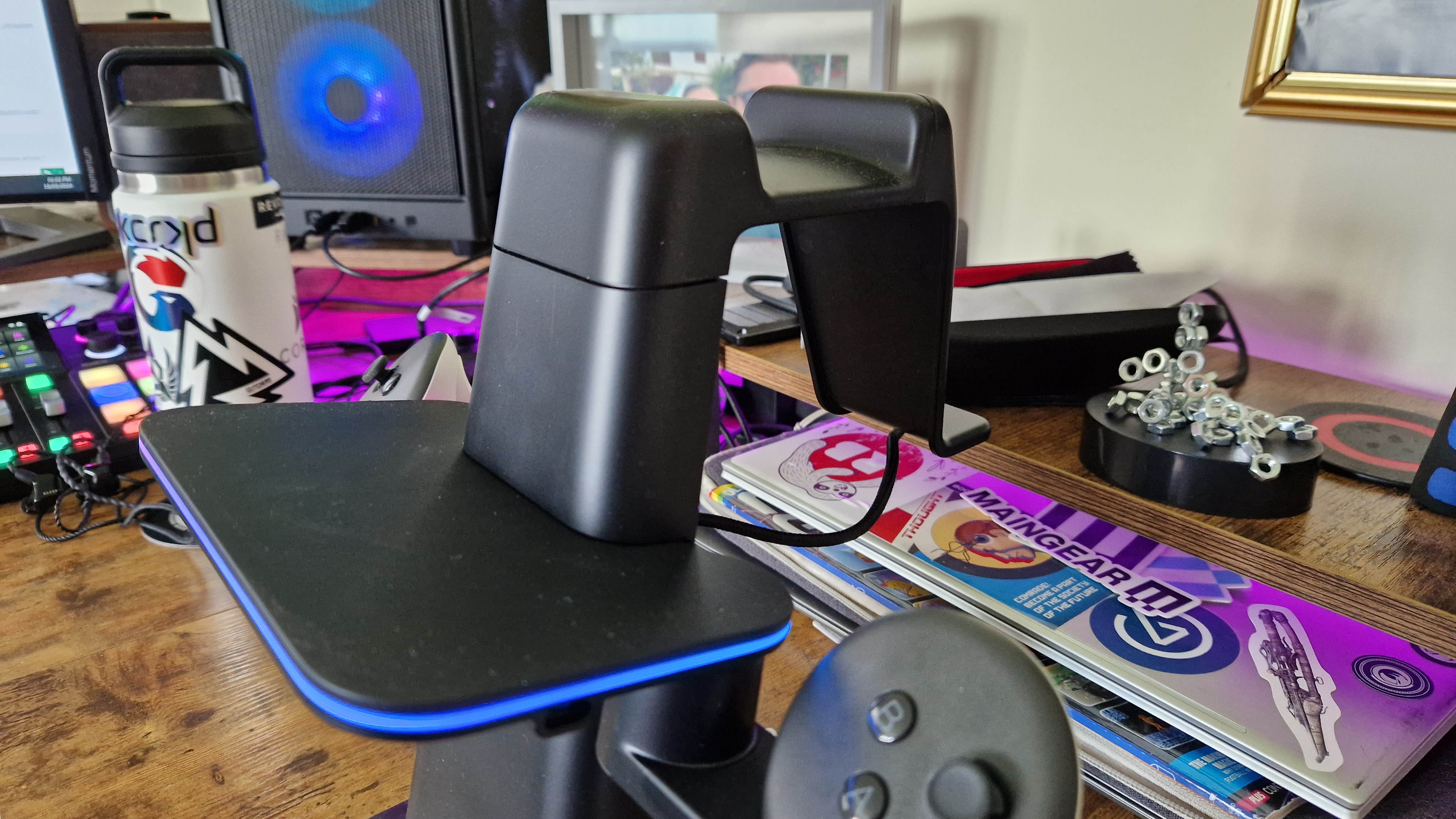 Kiwi Design Charging Dock for Quest 3 from the side