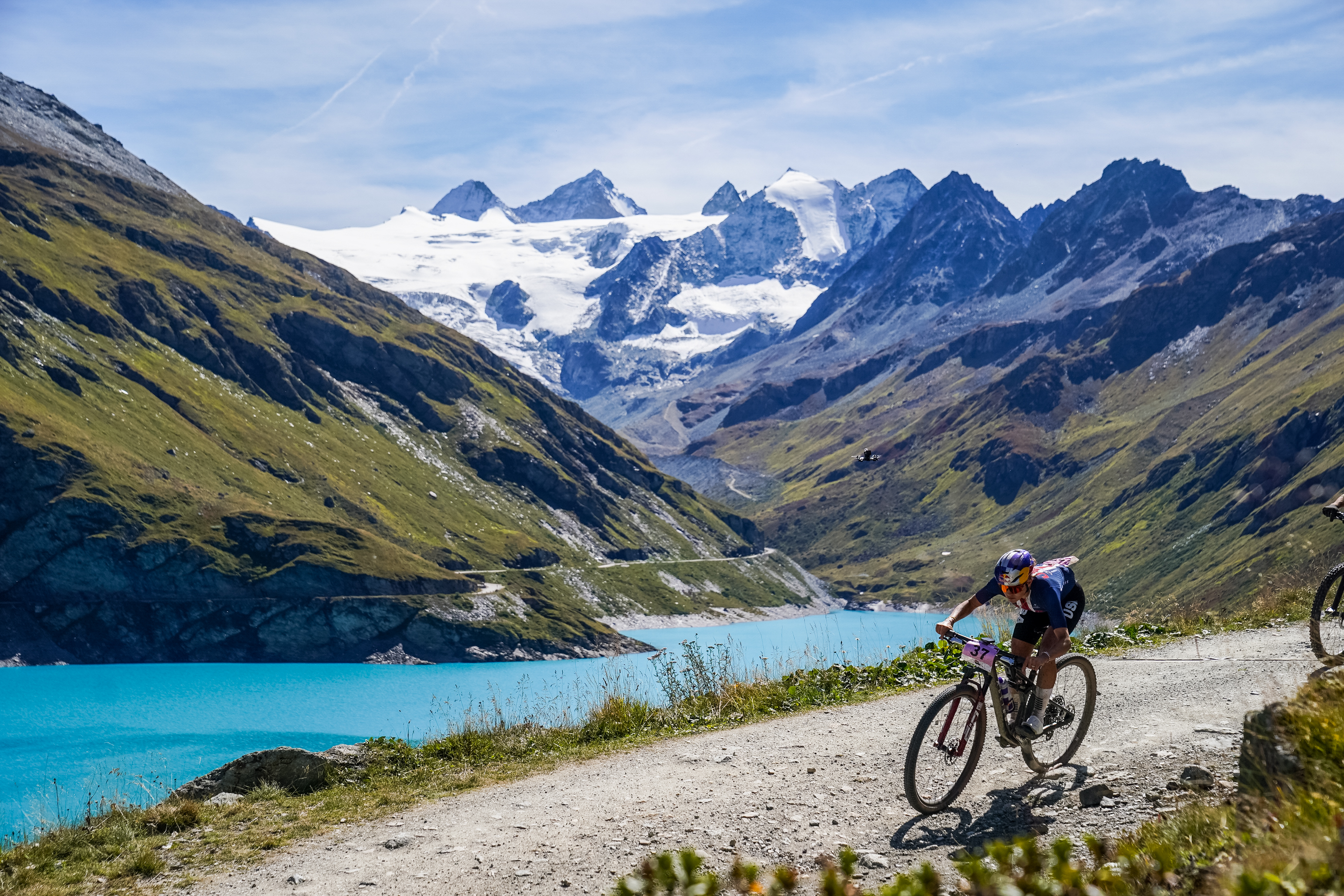 USA's Kate Courtney descends final mountain section on flat rear tyre and wins 2025 UCI Mountain Bike Cross-country Marathon World Championship