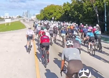 Mini driver overtakes group of cyclists on grass in Miami 