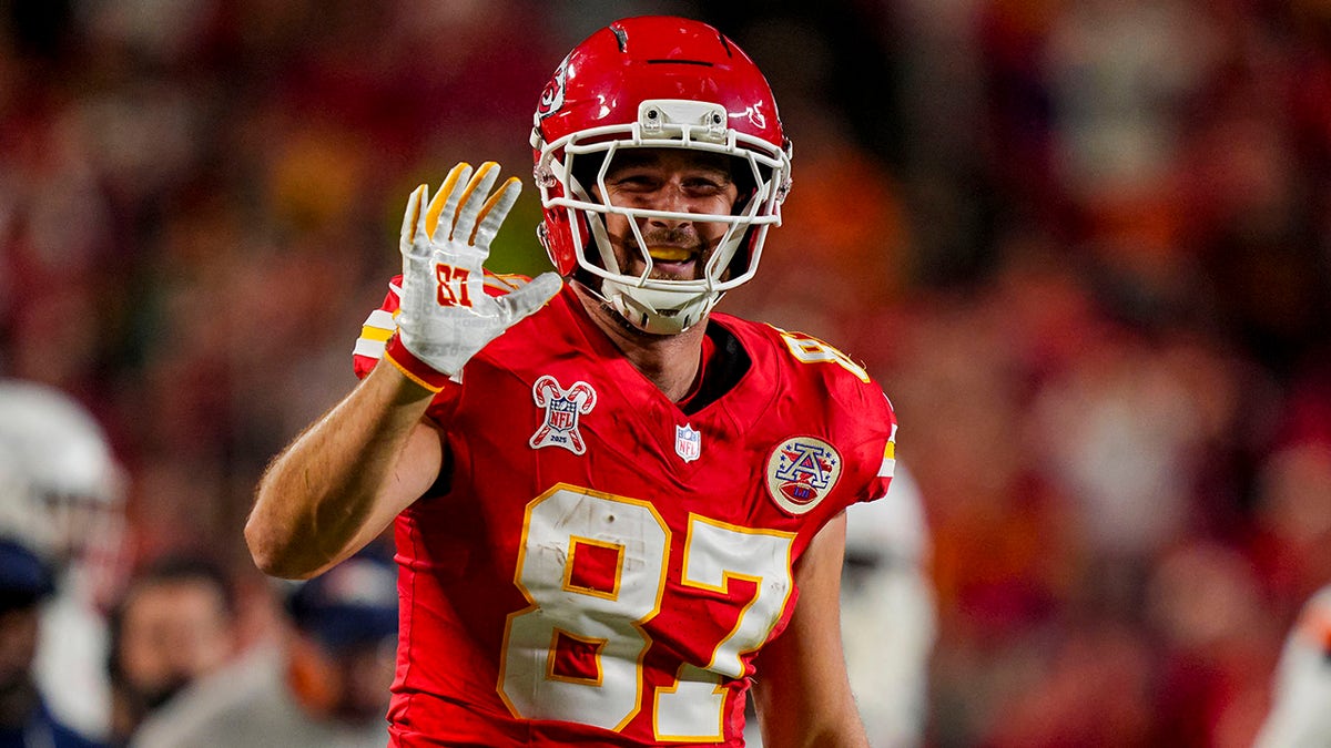 Travis Kelce waves to the crowd