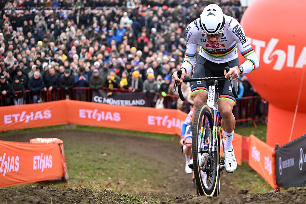 ANTWERPEN, BELGIUM - DECEMBER 20: Mathieu Van Der Poel of Netherlands and Team Alpecin-Deceuninck competes during the 19th UCI Cyclo-Cross World Cup Antwerpen 2025 - Men&amp;apos;s Elite on December 20, 2025 in Antwerpen, Belgium. (Photo by Luc Claessen/Getty Images)