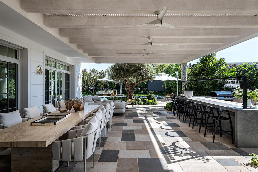 The indoor living area seamlessly extends outdoors (Photo: Shy Adam) בית בסגנון טוסקנה בשרון, אדריכלות ועיצוב פנים: שירלי דן