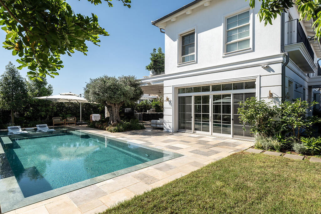 Two wings of the house open toward one another (Photo: Shy Adam) בית בסגנון טוסקנה בשרון, אדריכלות ועיצוב פנים: שירלי דן