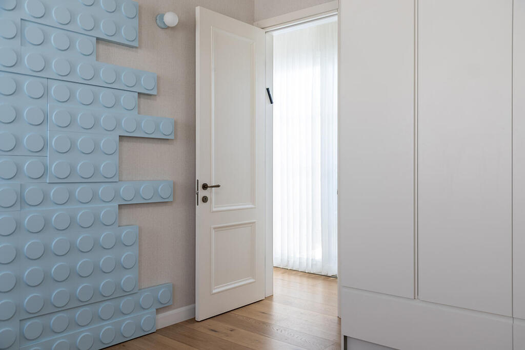 Walls clad in soft-colored, 3D wood panels shaped like Lego bricks (Photo: Shy Adam) בית בסגנון טוסקנה בשרון, אדריכלות ועיצוב פנים: שירלי דן