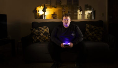 For some with bipolar disorder, manic episodes are magnified online