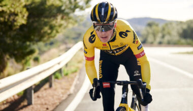 A cyclist from Decathlon CMA-CGM is fined €200 for training with headphones in Alicante