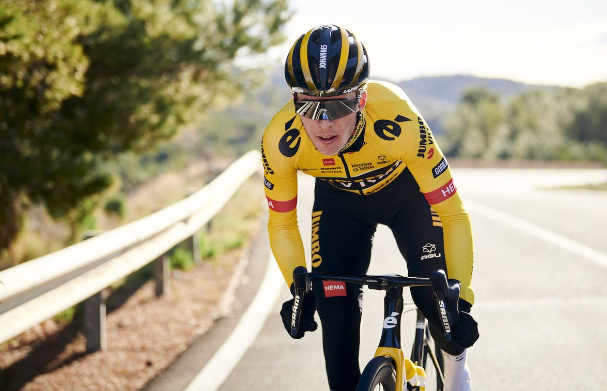 A cyclist from Decathlon CMA-CGM is fined €200 for training with headphones in Alicante