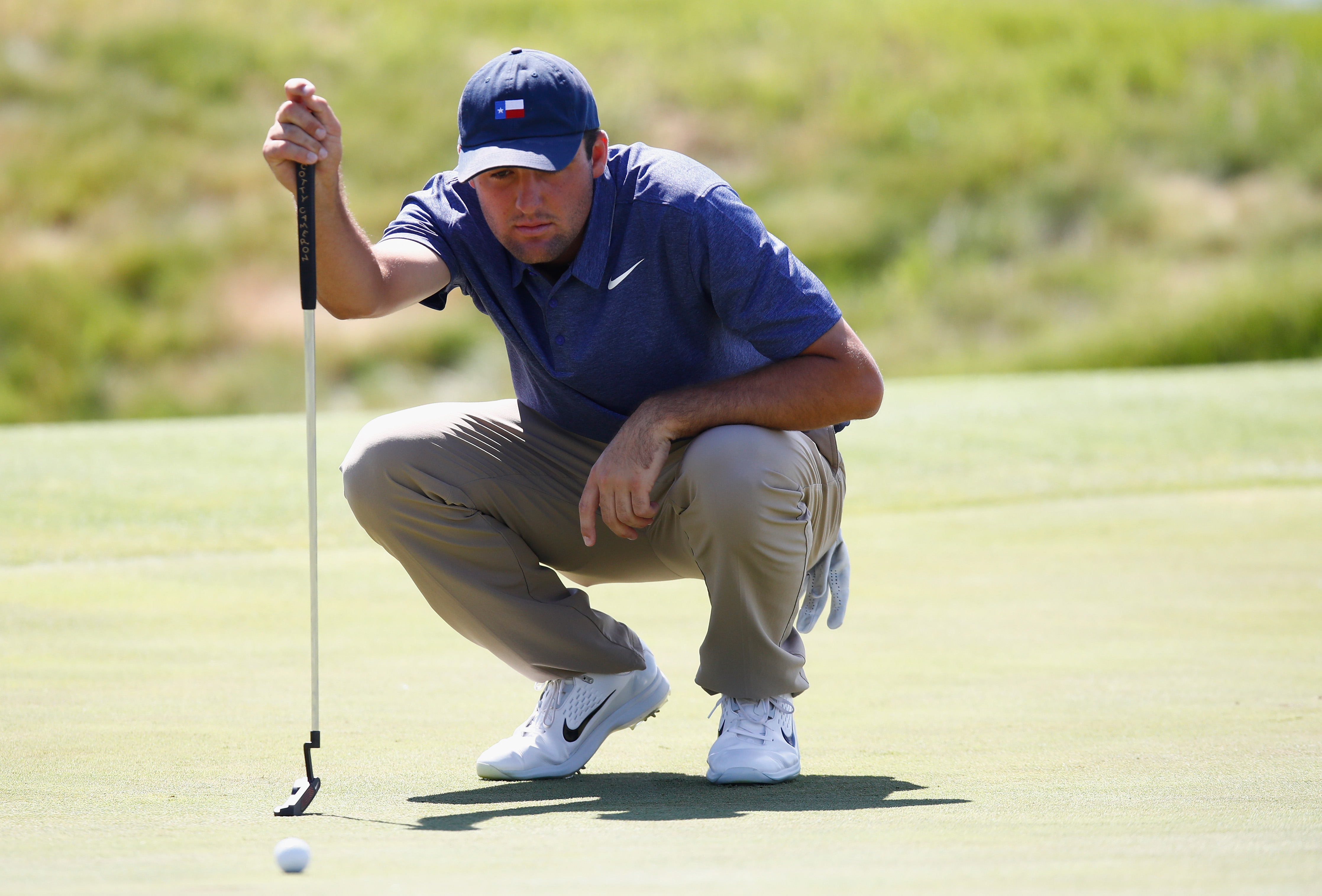 Scottie Scheffler lines up a putt