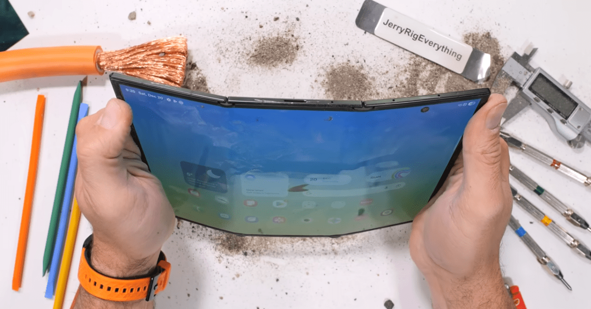 JerryRigEverything bends the Samsung Galaxy Z TriFold beyond its limits.