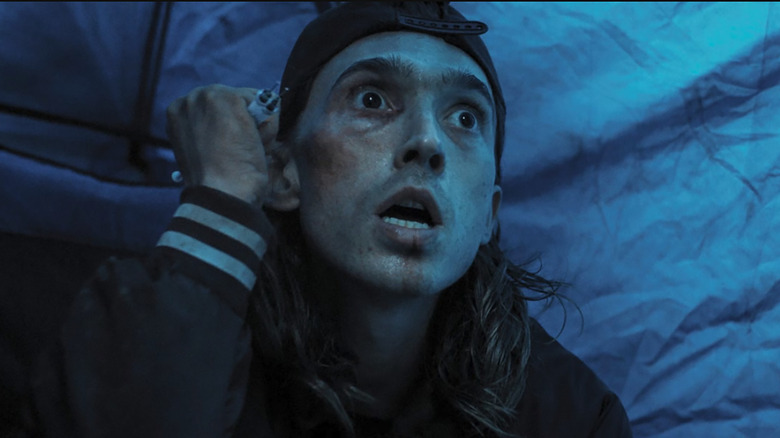 Austin Abrams as James holding two syringes in Weapons