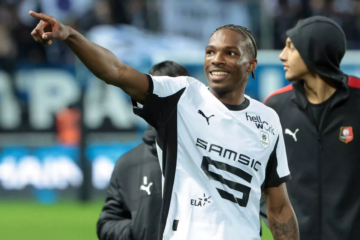 Jeremy Jacquet of Rennes and teammates celebrate the victory following the Ligue 1 McDonald's football match between Paris FC and Stade Rennais FC
