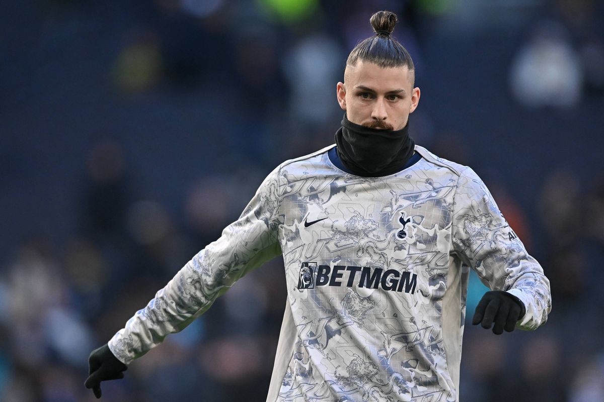 LONDON, ENGLAND - JANUARY 4: Radu Dragusin of Tottenham Hotspur warms up before during the Premier League match between Tottenham Hotspur and Sunderland at Tottenham Hotspur Stadium on January 4, 2026 in London, United Kingdom. (Photo by Vince Mignott/MB Media/Getty Images)