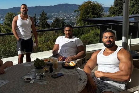 Anthony Joshua (centre) with Sina Ghami (left) and Latif Ayodele