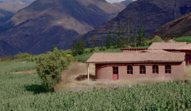 Quincho Bernarda Community Center / Taller MACAA (Misión de Arquitectura, Construcción y Arte en los Andes)