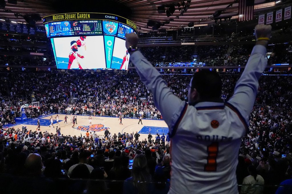 A New York Knicks fan reacts during the second half of an NBA basketball game against the Cleveland Cavaliers, Thursday, Dec. 25, 2025, in New York. (AP Photo/Yuki Iwamura)
