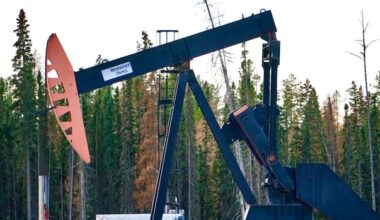 Canadian heavy oil price falls, selling at largest discount in 18 months