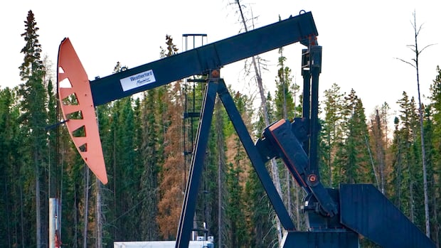 Canadian heavy oil price falls, selling at largest discount in 18 months