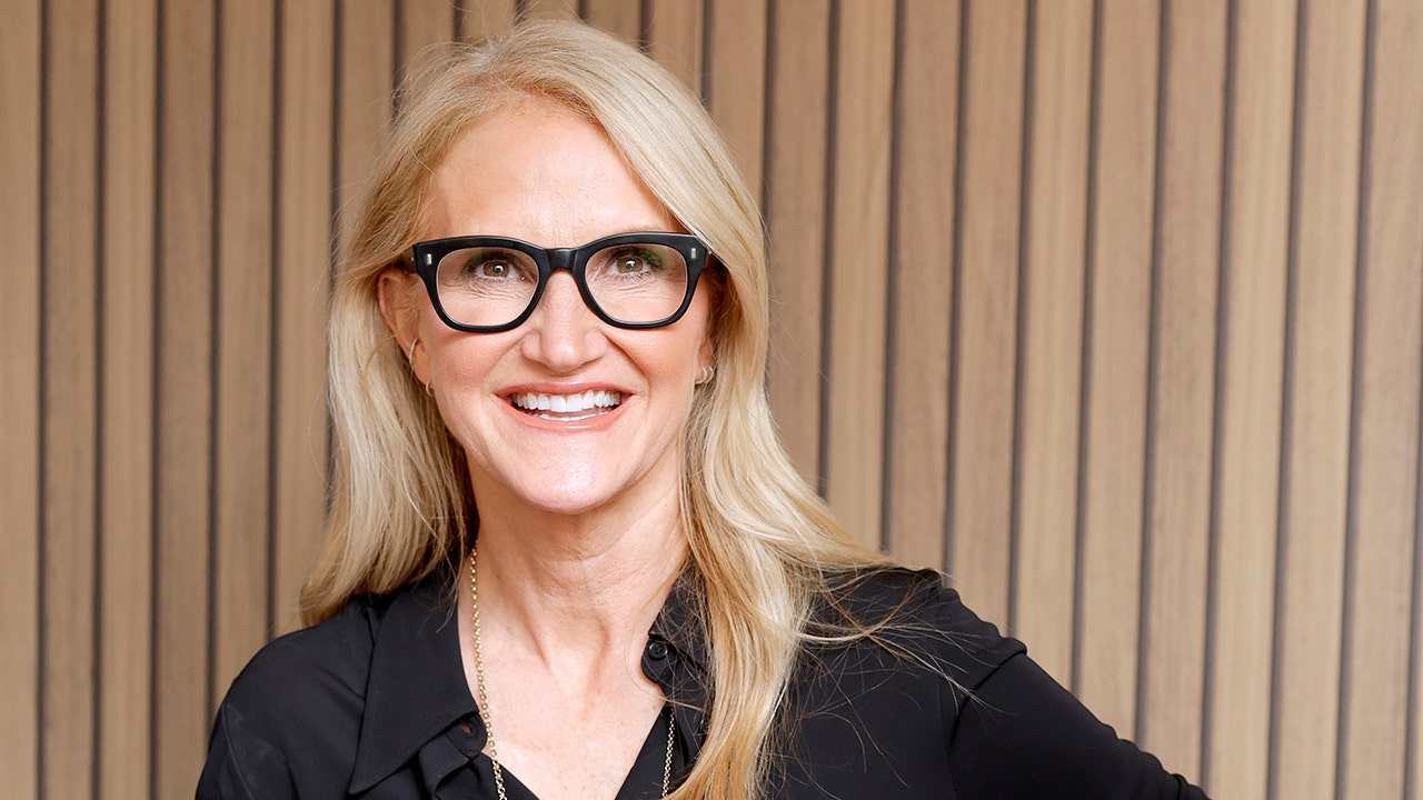 Mel Robbins shares tips for lessening flight anxiety for nervous travelers on planes