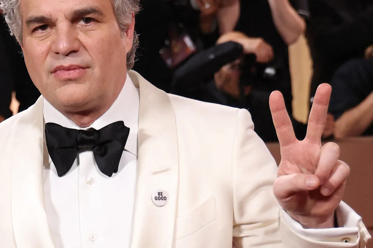 Mark Ruffalo protests ICE, 'worst human being' Trump at Golden Globes