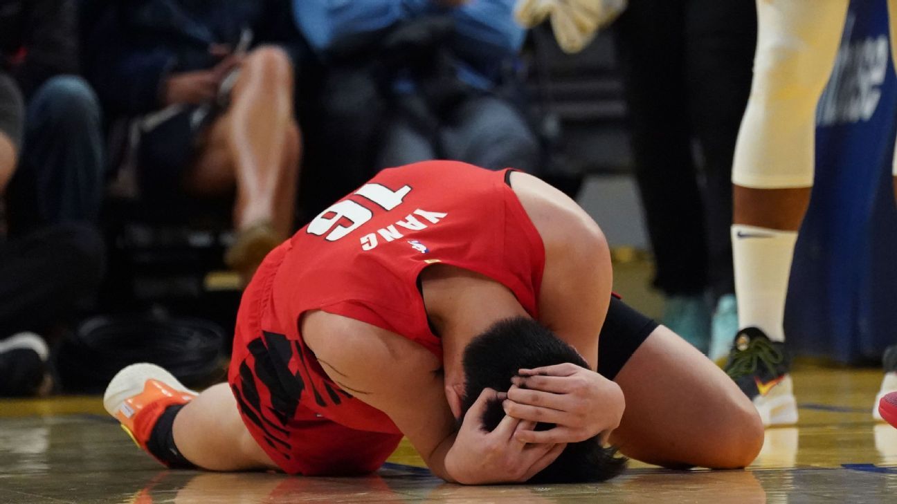 Blazers' Yang Hansen takes inadvertent knee to back of head