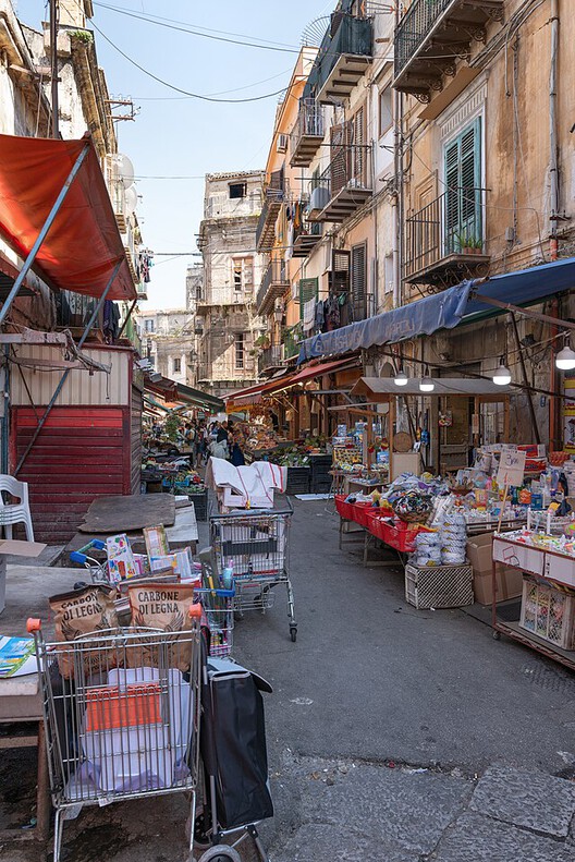 A Day in the Bazaar: When Architecture Is Observed in Time - Image 5 of 8