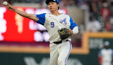 Atlanta Braves shortstop Kim Ha-seong makes a throw to first base during a Major League Baseball regular-season game against the Pittsburgh Pirates at Truist Park in Atlanta, Sept. 27, 2025. AP-Yonhap