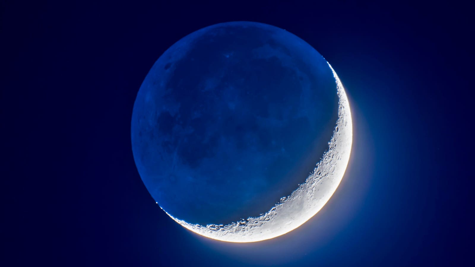 Exactly When To See A Jaw-Dropping Crescent Moon This Week