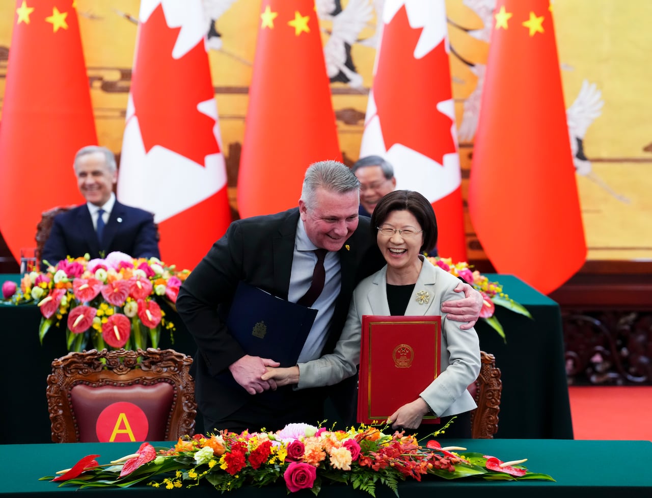 Minister of Agriculture and Agri-Food Heath MacDonald and Sun Meijun, Minister of the General Administration of Customs in China take part in a signing ceremony.