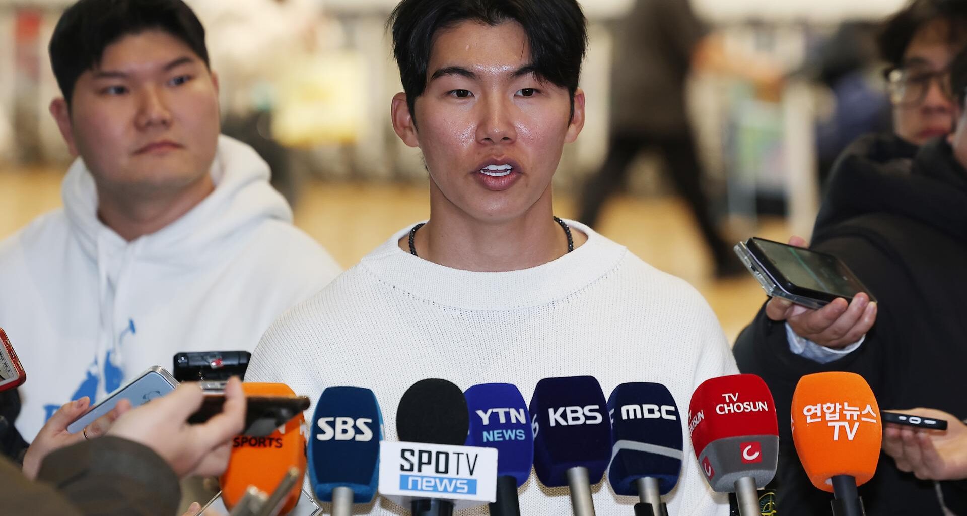 Kim Hye-seong of the Los Angeles Dodgers speaks to reporters at Incheon International Airport,  before departing for Los Angeles, Wednesday. Yonhap