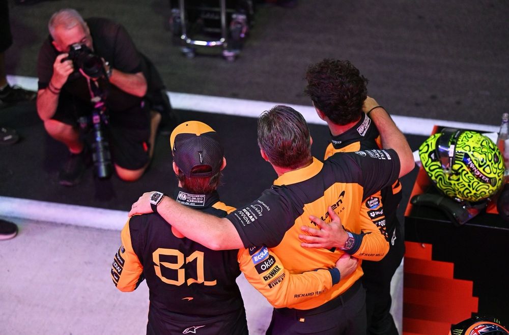 Lando Norris, McLaren, Oscar Piastri, McLaren, Zak Brown, McLaren