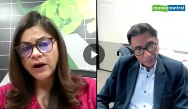 #MCInterview | 🚨 "There is no trade act in the US that allows a president to impose tariffs on a country because the tariffs brought oil from Russia." Jahangir Aziz of JP Morgan in conversation with Shweta Punj on India-US trade policy. Watch full interview here - LinkedIn