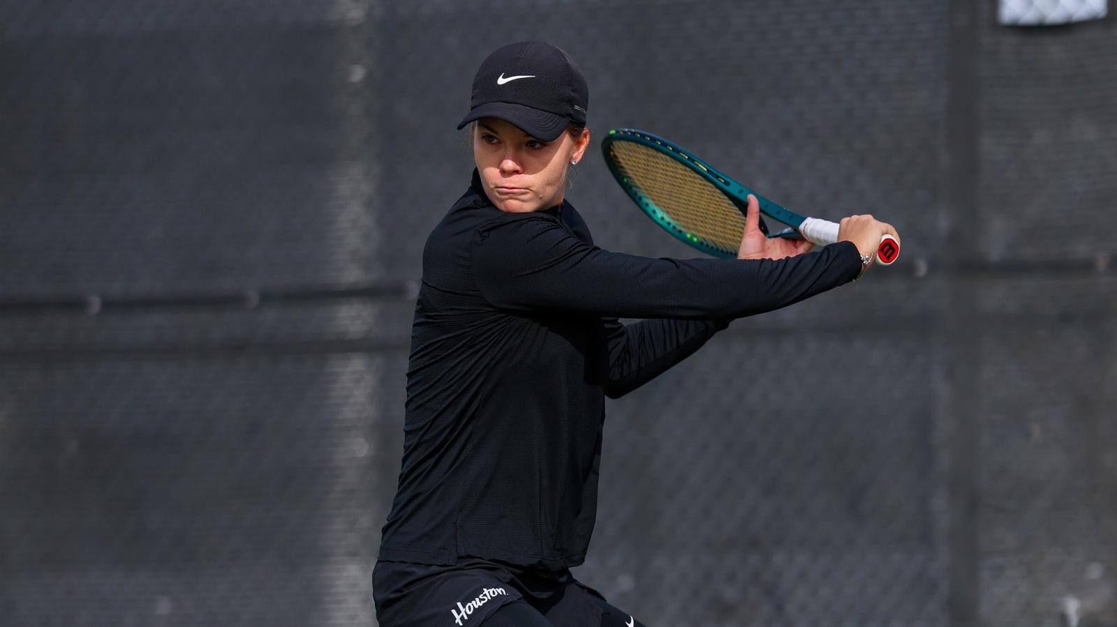Elizaveta Morozova serves in a tennis match