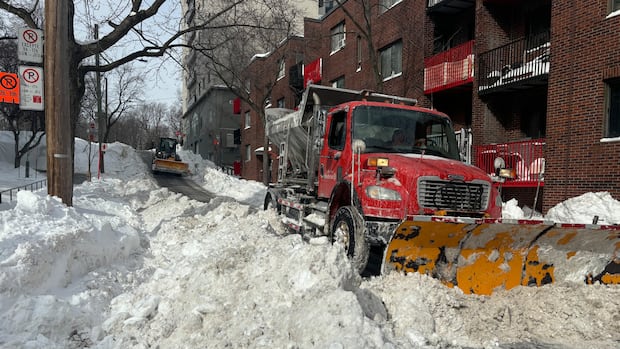 Broken-down equipment hampering Montreal's snow-removal operations