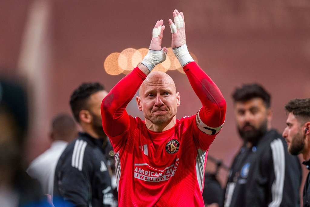 FILE - Atlanta United goalkeeper Brad Guzan applauds the crowd after an MLS soccer match against CF Montréal, Feb. 22, 2025, in Atlanta. (AP Photo/Danny Karnik, File)