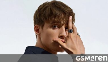 Rogbid Fusion is a miniature smartwatch that fits on your finger