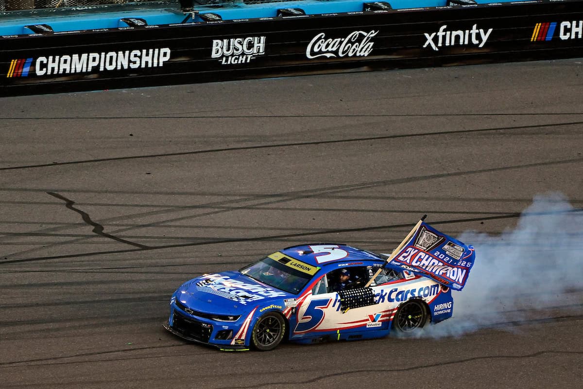 #5: Kyle Larson, Hendrick Motorsports, HendrickCars.com Chevrolet celebrates his win, Phoenix