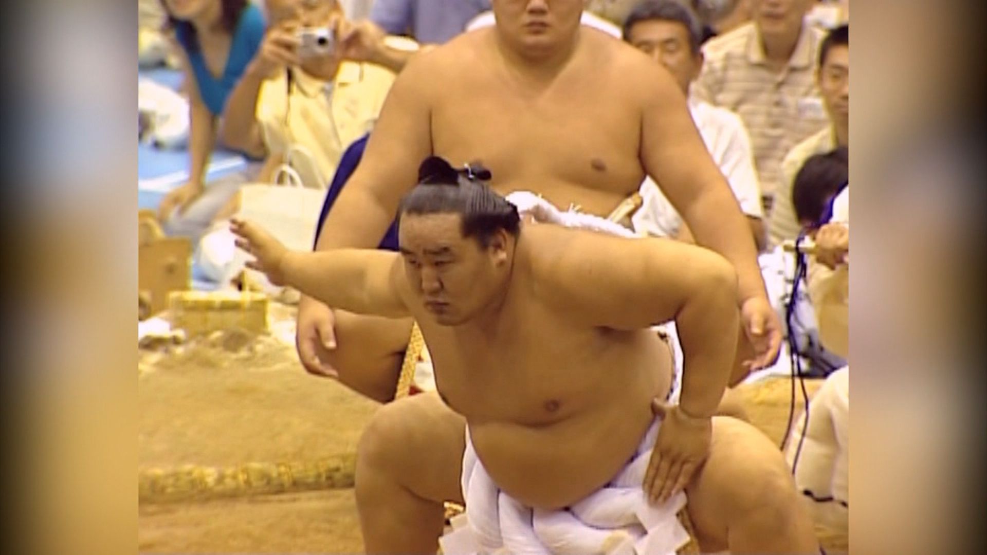 22279409 - CLEAN JapanPMSumoCeremo.00_00_28_16.Still002.jpg