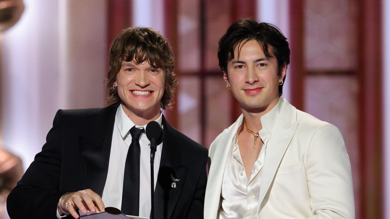 Hudson Williams and Connor Storrie Put Their Backs Into It at the Golden Globes 2026