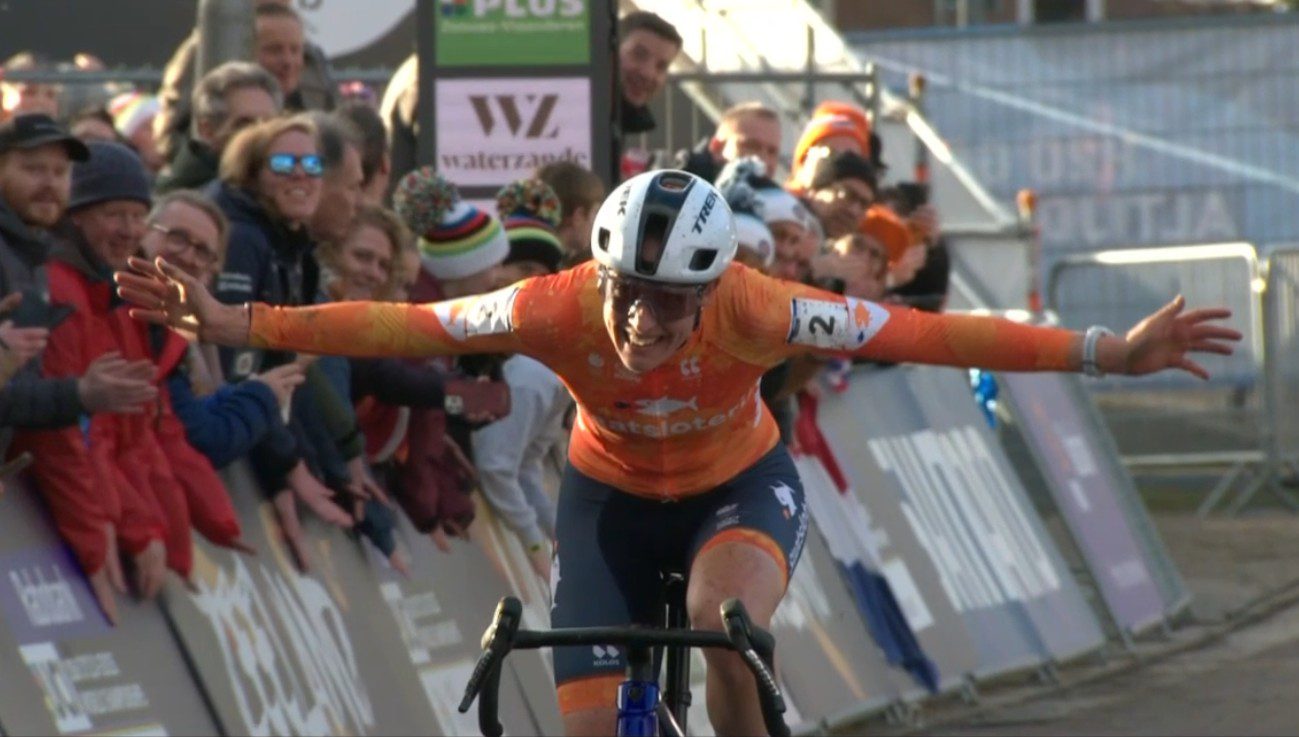 Lucinda Brand wins second world title in wild elite women's race