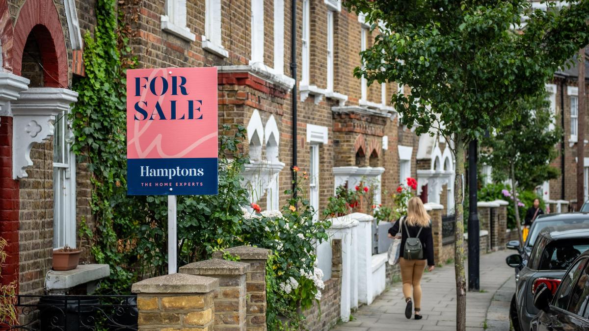 Biggest lenders cut rates as mortgage price war heats up