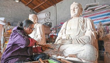 Buddha artisans carve out a living from a dying trade