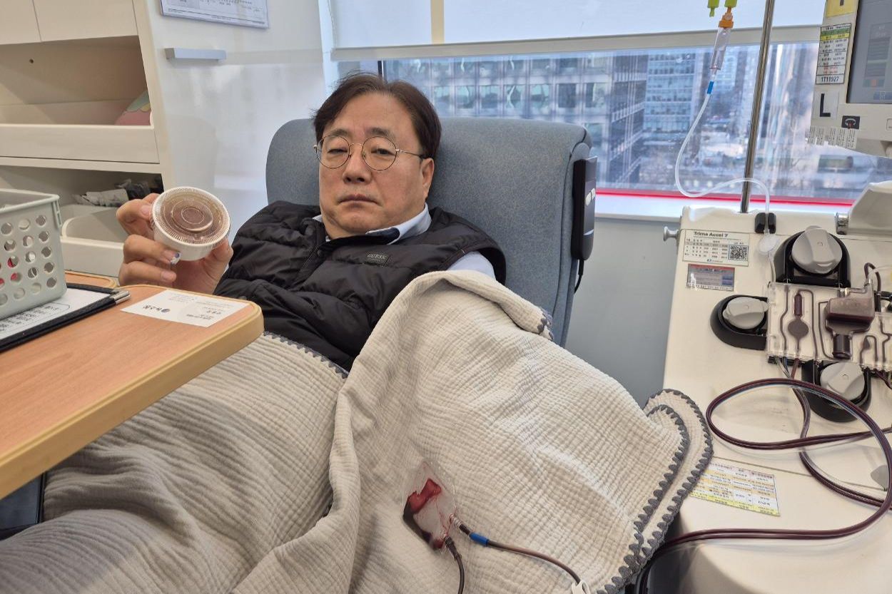 Korea turns to viral cookies, K-pop photo cards to address chronic blood shortage